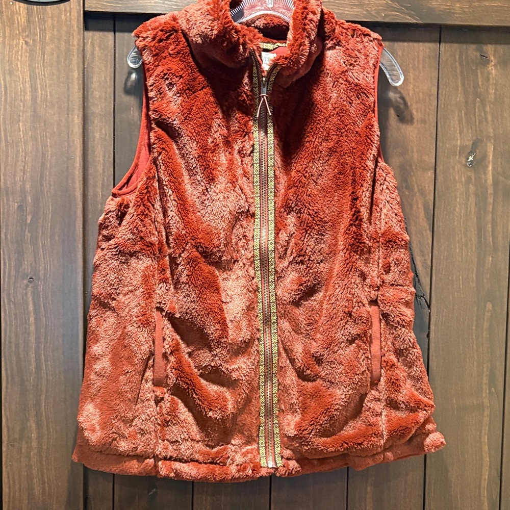Woman Fleece Vest in Burgundy
Super soft with pockets